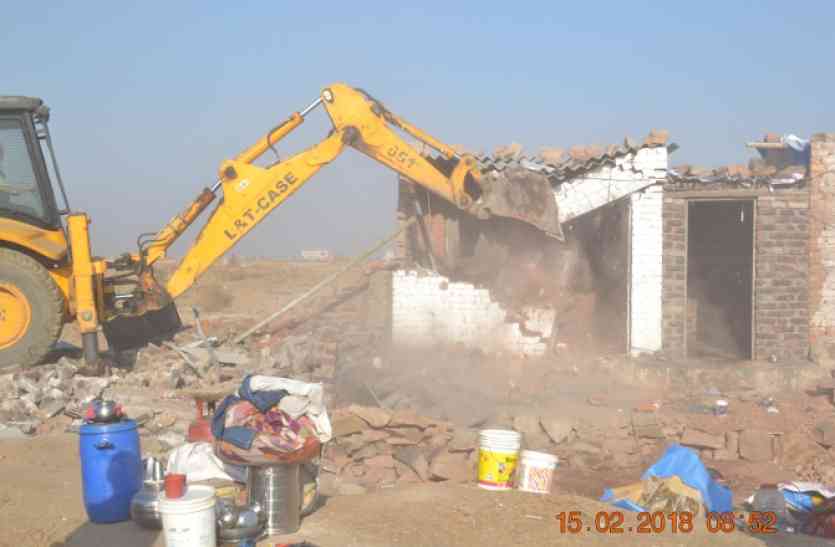 Encroachment Breaking News: आंख खुलने से पहले ही 100 जवानों के साथ घरों के बाहर पहुंचा बुलडोजर, दीवारें हिली तो भागे लोग