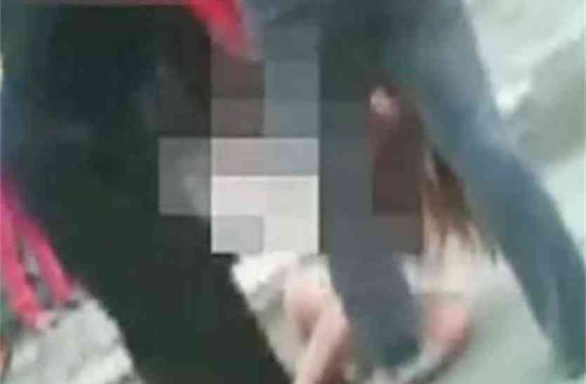young lady misdeed by shopkeeper सरेराह औरत के कपड़े उतारने की कोशिश, वीडियो भी बनाया