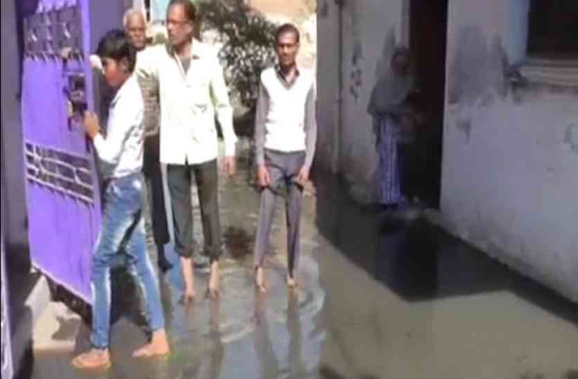 banda जल भराव से परेशान लोगों ने किया सड़क जाम, सरकार से की ये मांग