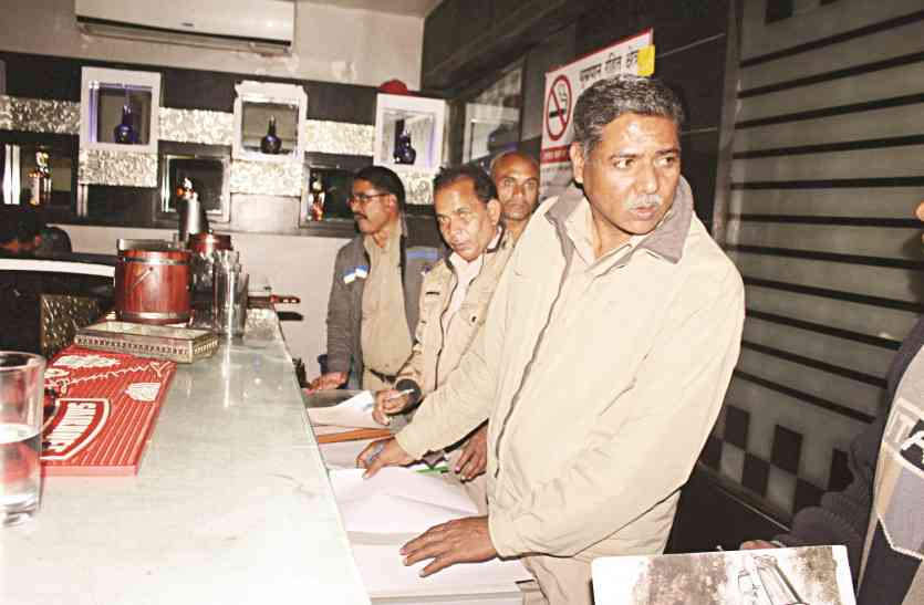 crime बार में आबकारी का छापा, पकड़े जाने के डर से शराबियों ने फैलाई गिरकर मरने की अपवाह