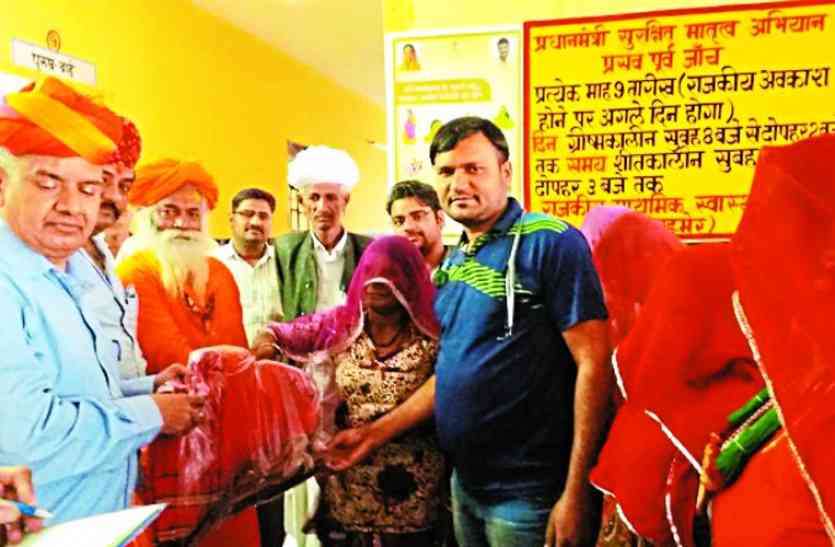 Initiatives,bacche do hi acche परेऊ में 'बच्चे दो ही अच्छे; की पहल,आठ परिवार बने आदर्श