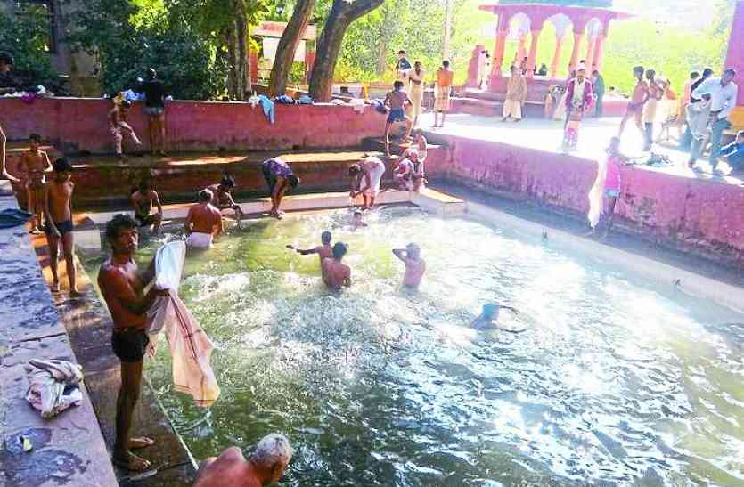 patrika श्री अरनेश्वर महादेव मंदिरशिवकुण्ड में किया पवित्र स्नान,भजन संध्या में भजनों पर थिरके श्रद्धालु