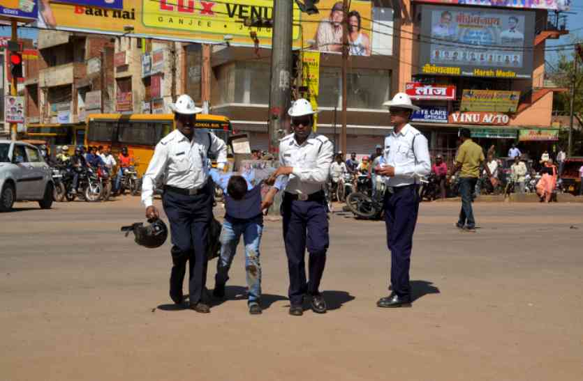 Road accident इस शख्स के बीच से भारी ट्रक निकल गया, फिर क्या हुआ... पढ़ें खबर