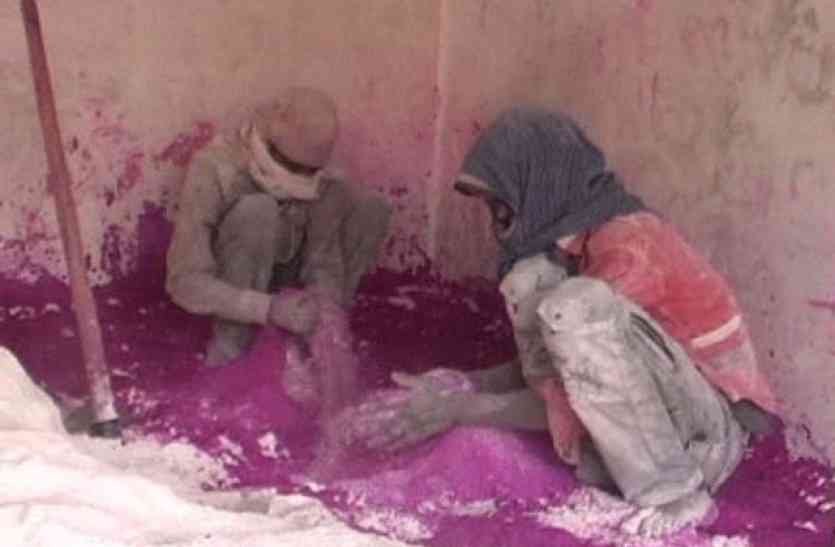 Braj ki Holi ब्रज की होली फीकी करने की साजिश, खुलेआम बनाया जा रहा मिलावटी गुलाल