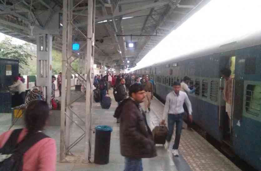 Moving train online पटरी पर ट्रेन चली नहीं ऑनलाइन दौड़ा दी