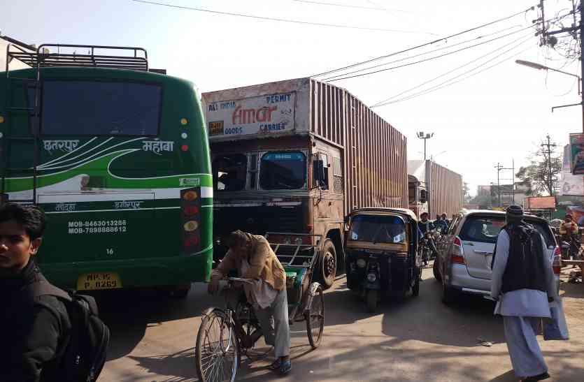 Chhatarpur कहीं भोले ने लगाया जाम, कहीं स्वयं ही फंस गए, शहर की यह है स्थिति
