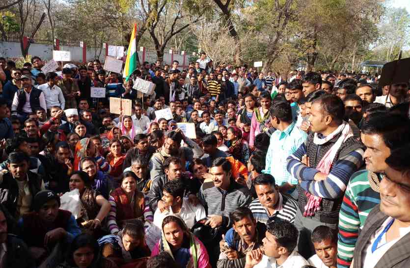 Guest teachers say Make us also by doing departmental exams like Guru,Chhatarpur,chhatarpur news,chhatarpur news in hindi,in chhatarpur,chhatarpur hindi news, गुरुजी की तरह विभागीय परीक्षा कराकर हमें भी स्थाई करें: अतिथि शिक्षक