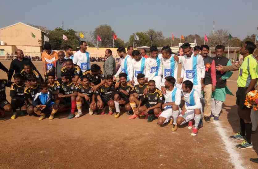 Football : केरला ने तीन से इंदौर को, जम्मू ने चार गोल से छतरपुर को हराया Football : केरला ने तीन से इंदौर को, जम्मू ने चार गोल से छतरपुर को हराया