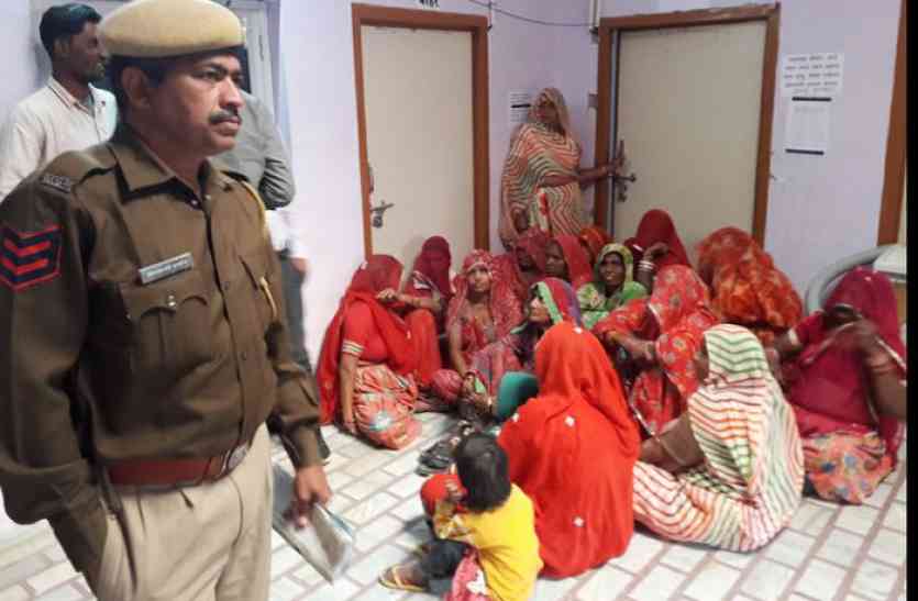 churu news वार्ड में नाला निर्माण नहीं करने पर दो घंटे तक पालिकाध्यक्ष व ईओ के सामने प्रदर्शन