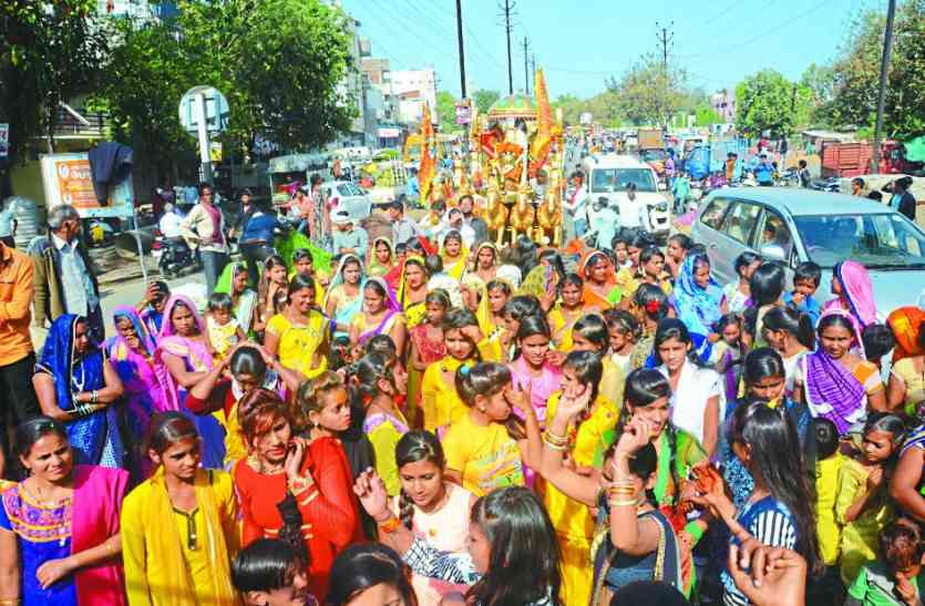 shivbarat दूध और पंचामृत से किया अभिषेक, धतूरा-बेलपत्र चढ़ाकर मांगा आशीष