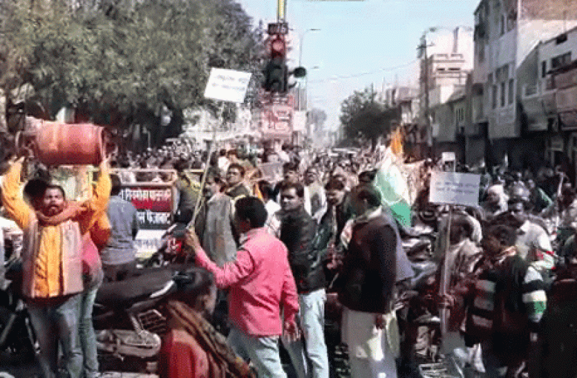 Faizabad Congres Protest against PM narendra Modi Government हांथों में गैस सिलेंडर लेकर मोदी सरकार के खिलाफ सड़क पर उतरे कांग्रेसी