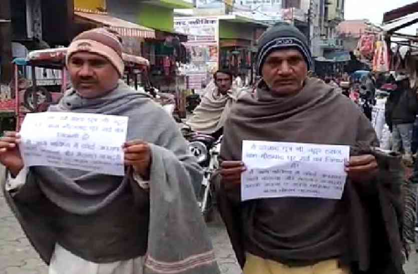 criminals VIDEO: यूपी के इस शहर में हत्यारोपियों ने हाथों में दफ्ती लेकर जनता से मांगी माफी जानें क्यों?