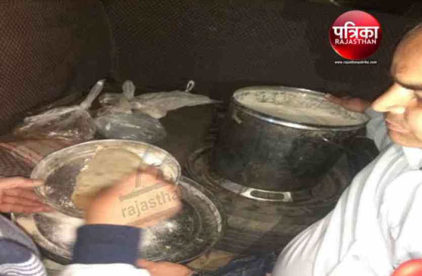 Bhilwara, bhilwara news, six deaths from contaminated food in bhilwara, Latest news in bhilwara, Bhilwara News in hindi, Hindi News in bhilwara, Latest hindi news in bhilwara फूड पाइजनिंग से मौत का मामला: हलवा खाने से अचेत चल रही महिला ने भी दम तोड़ा, मृतक संख्या पहुंची छह