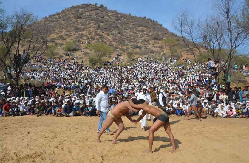 wrestling competition held in alwar कुश्ती दंगल को देखने यहांं पहुंचते है हजारों लोग, हजारों में होता है सबसे बड़ा कामडा