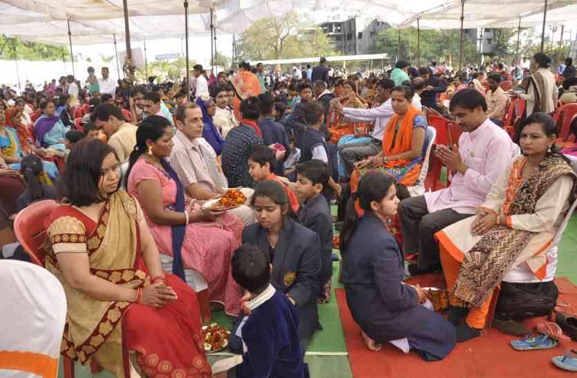 Parents have received the Blessings माता-पिता के चरण पखार लिया आशीर्वाद