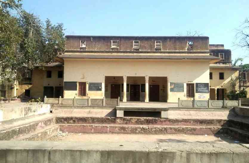 Poor Maintenance Of Historical कभी था महल, अब अस्तित्व को तरस रही है वर्षों पुरानी इमारत