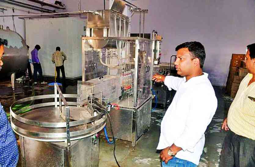 dewas युवाओं को भा रही पीएम के 'मन की बात'