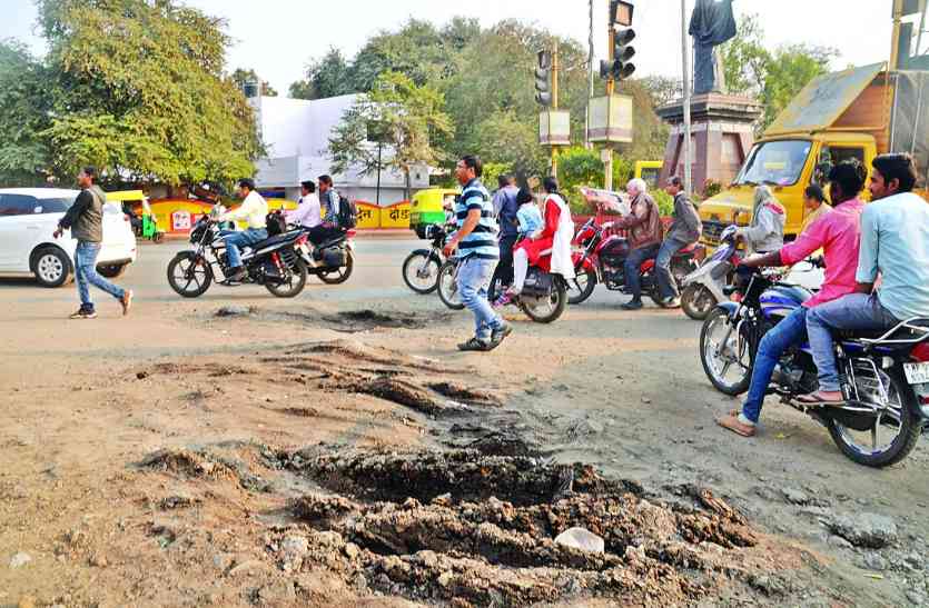 dewas सडक़ खोदकर भूले, राहगीर परेशान