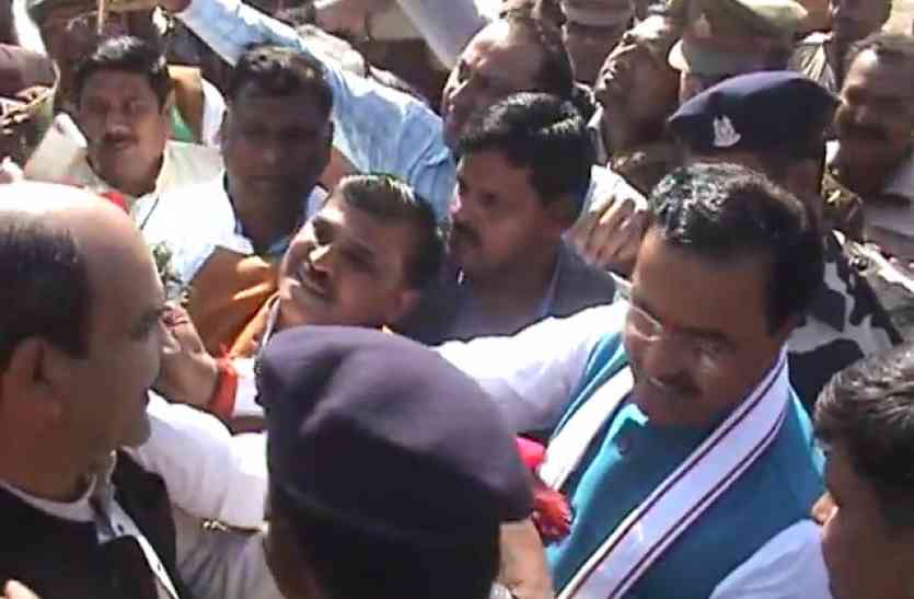 up dy cm डिप्टी सीएम प्रदेश की सड़कों पर किए अपने ही वादे से पलटे, यकीन नहीं आएगा
