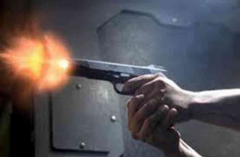 firing in jabalpur बाइक सवारों ने खुलेआम की फायरिंग, मंदिर में बैठे युवक को बनाया निशाना, देखें वीडियो