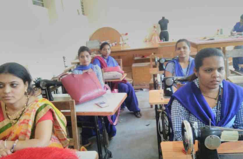 Fashion designing and interior design craze in girls students girls students में फैशन डिजाइनिंग एवं इंटीरियर डिजाइन का क्रेज