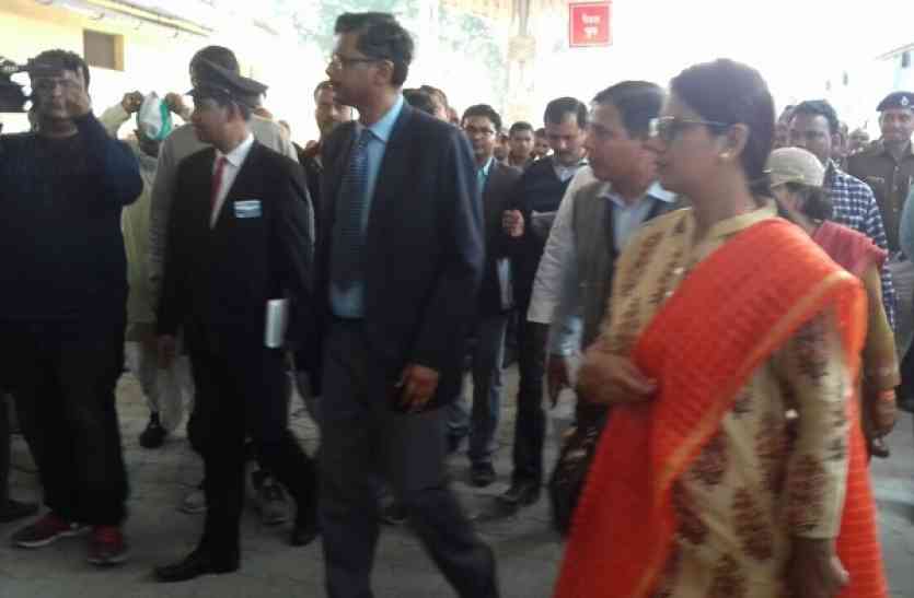 जीएम रेलवे ने किया आनंदनगर रेलवे स्टेशन का दौरा जीएम रेलवे ने किया आनंदनगर रेलवे स्टेशन का दौरा