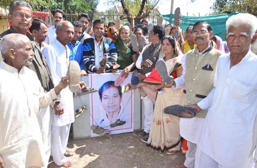 resentment-towards-congress-leader जानिए किस कांग्रेस नेता को पहले घसीटा फिर पहनाई जूतों की माला