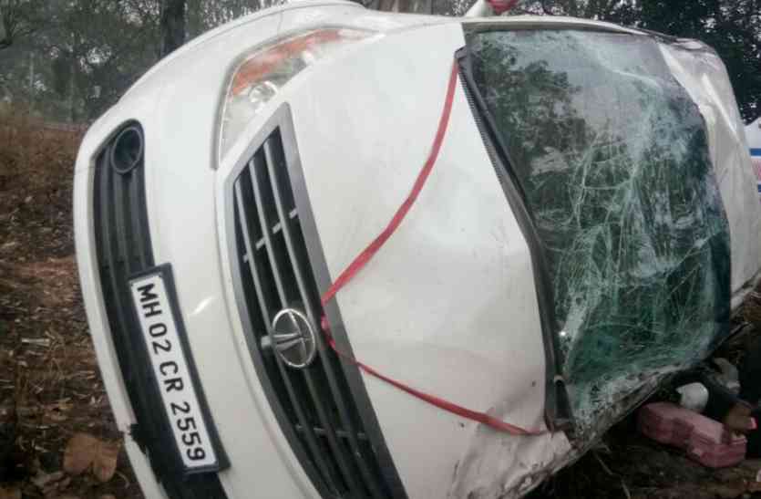 car accident कोहरे में नहीं दिखी सड़क, अनियंत्रित होकर कार पलटी, वृद्धा की मौत