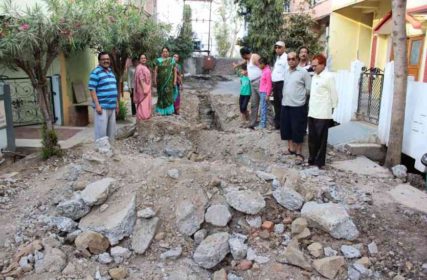 After digging in Shreeji Colony, the drain left open. Do not even remove debris. मुख्यमंत्री जी ! देखिए कैसे आप के नाम की योजना बन रही मजाक