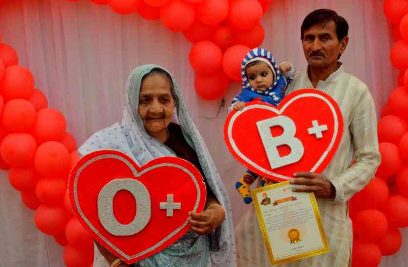 The elderly and the child were also tested for blood tests. युवाओं के प्रयास से बदली सोच, रक्तदान में तोड़ा कैलिफोर्निया का रिकार्ड