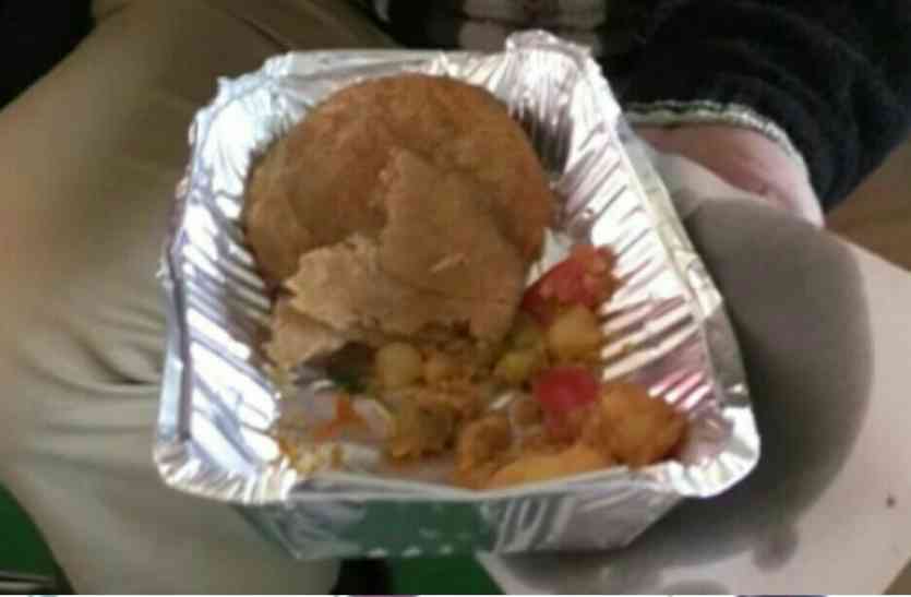 food सीएम के कार्यक्रम में किसानों को पहले खिलाया बदबूदार खाना, अब अफसर दे रहे बेतुके बयान, पढ़कर हो जाएंगे हैरान