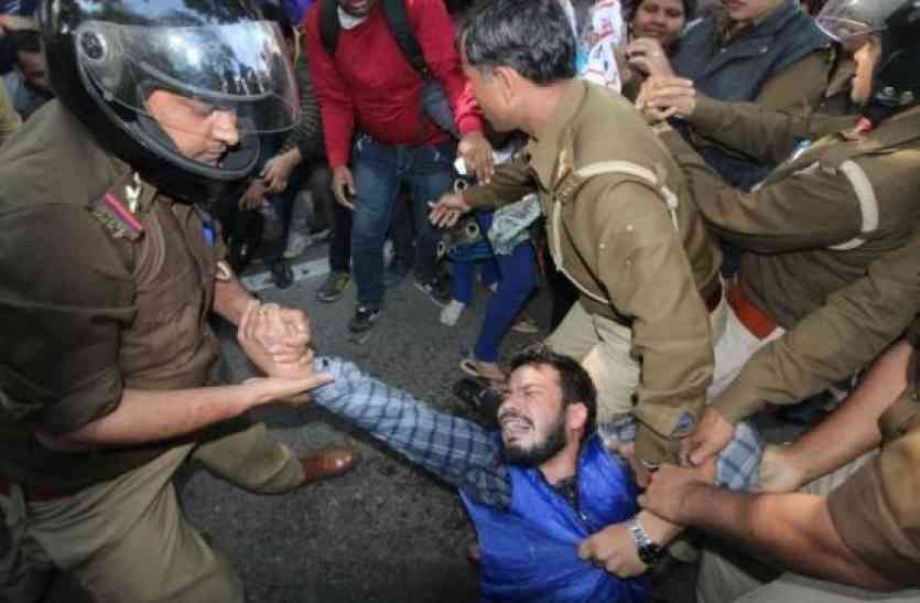 Lathicharge on Applicants सीएम योगी से मांगने आए थे नियुक्ति पत्र, पुलिस ने बारसाई लाठियां