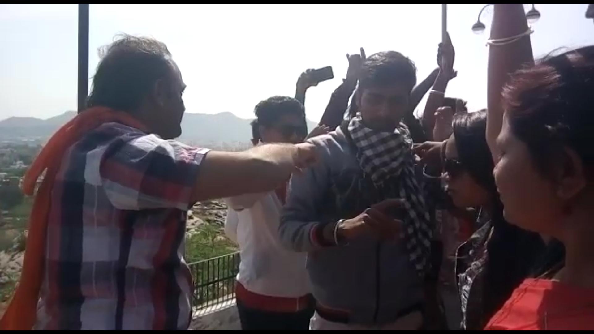 police arrested shiv sena volunteer with weapon on valentines day वेलेन्टाइन डे पर couples के साथ की थी अभद्रता, शाम को नेताजी हथियार के साथ हुए गिरफ्तार