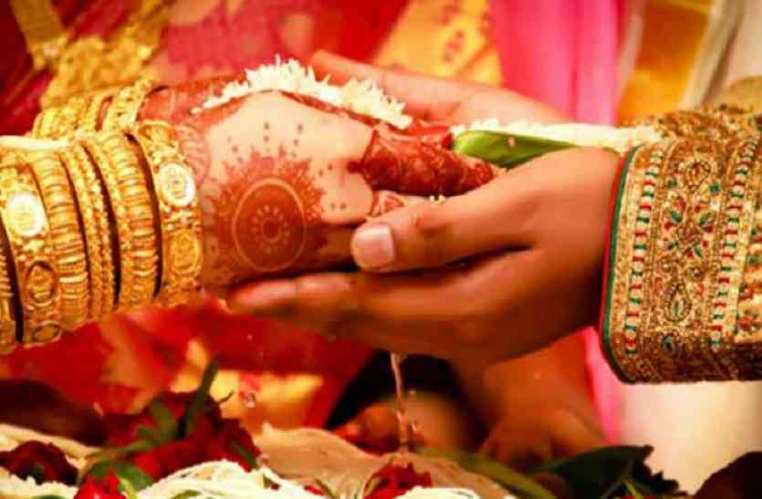marriage वैलेंटाइन डे पर सख्ती बरतने की जगह पुलिस ने कराई प्रेमी जो़ड़े की शादी
