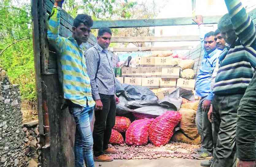 illegal liquor seized ट्रक में आलू के कट्टों के नीचे दबाकर ले जाई जा रही थी ये अवैध चीज, पुलिस ने ली तलाशी तो हुआ खुलासा