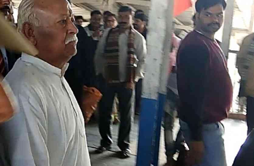 RSS Chief Mohan Bhagwat पीएम नरेन्द्र मोदी के संसदीय क्षेत्र पहुंचे मोहन भागवत, संसदीय चुनाव की तैयारियों को देंगे धार