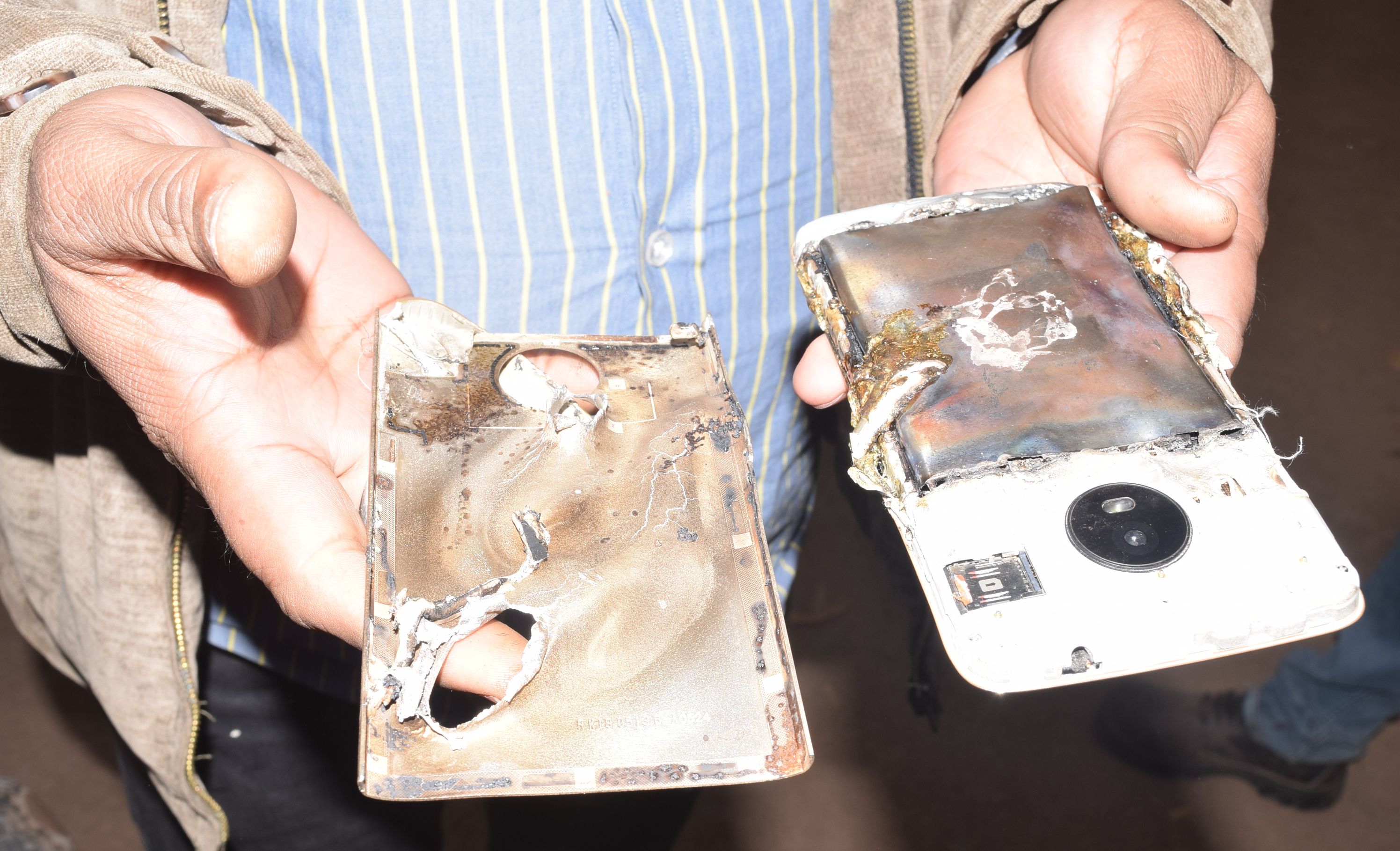 Motorola Moto G5 Mobile Blast वीडियो में देखें : ऑफिस की टेबल पर रखा था मोबाइल, अचानक हो गया ब्लास्ट