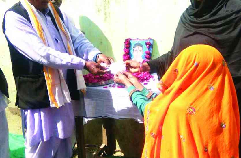 patrika मृतक किसान के परिवार की बहतेड़ सरपंच ने की आर्थिक मदद , 22 हजार रुपए नकद राशि प्रदान