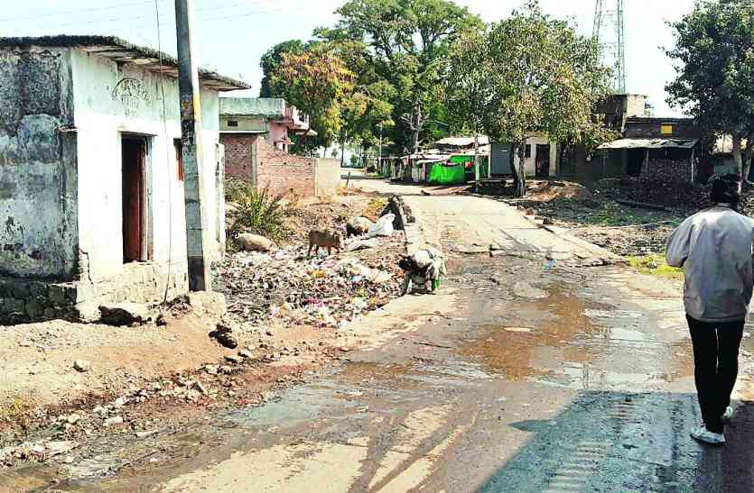 indore सडक़ों पर नालियों का पानी कुएं को बनाया कूड़ाघर