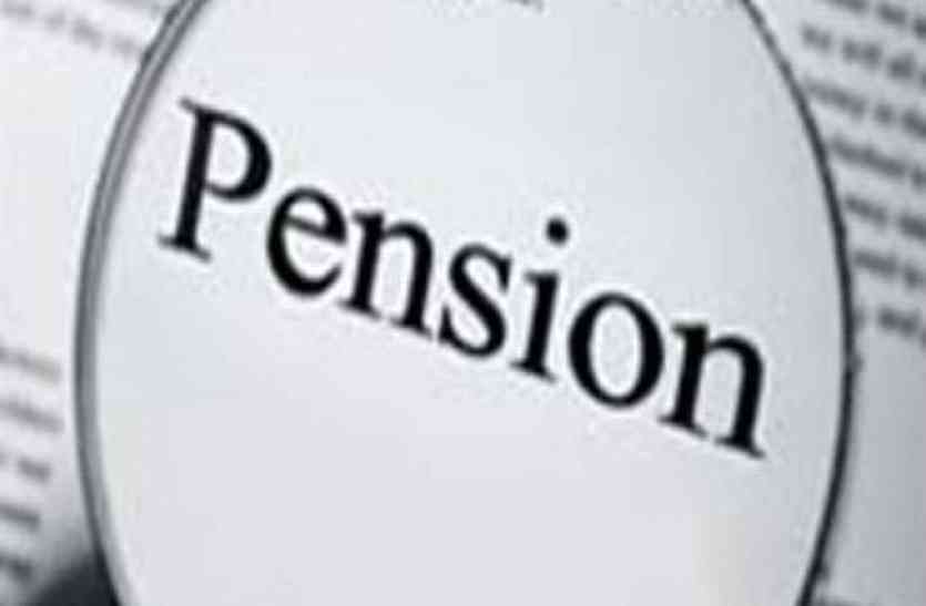 widow pension विधवा पेंशन के लिए भटक रही महिला का आरोप, कार्यालय बंद होने के बाद विकास भवन बुलाता है सरकारी बाबू