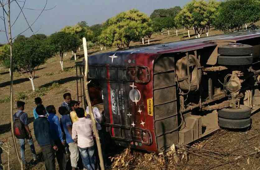 15 passengers injured bus accident in piprya madhya pradesh अनियंत्रित बस पलटी, एक दर्जन से अधिक यात्री घायल
