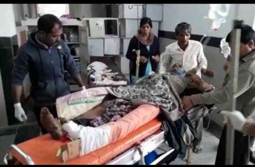 one people died in car crushed in piprya madhya pradesh पर्यटकों से भरी तेज रफ्तार कार ने ग्रामीणों को रौंदा, मची चीख पुकार