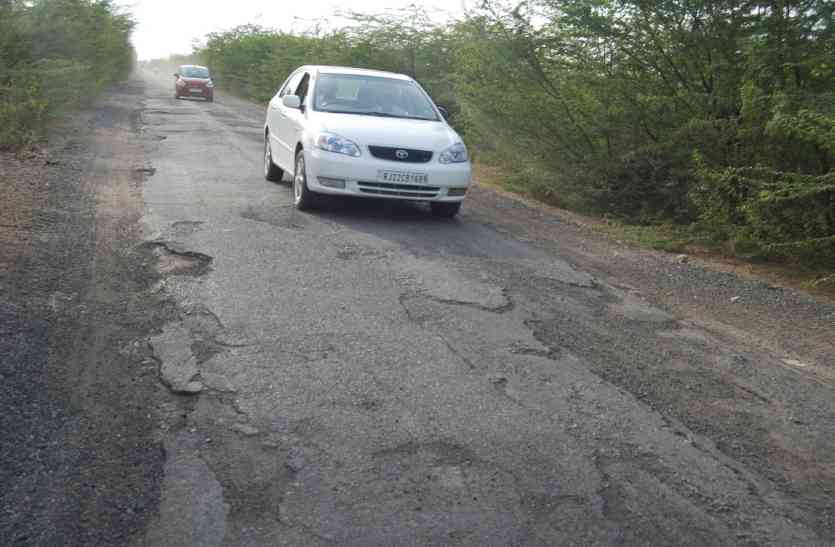road news सुरक्षित सफर की आस में फिर रोड़े, दो माह में ही उखड़ गई कंकरीट