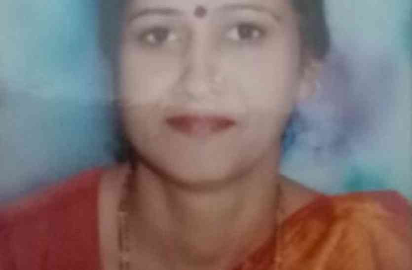 road accident शिक्षिका का सिर कुचलते हुए निकला तेज रफ्तार मिनी ट्रक, हेलमेट भी नहीं बचा सका जान