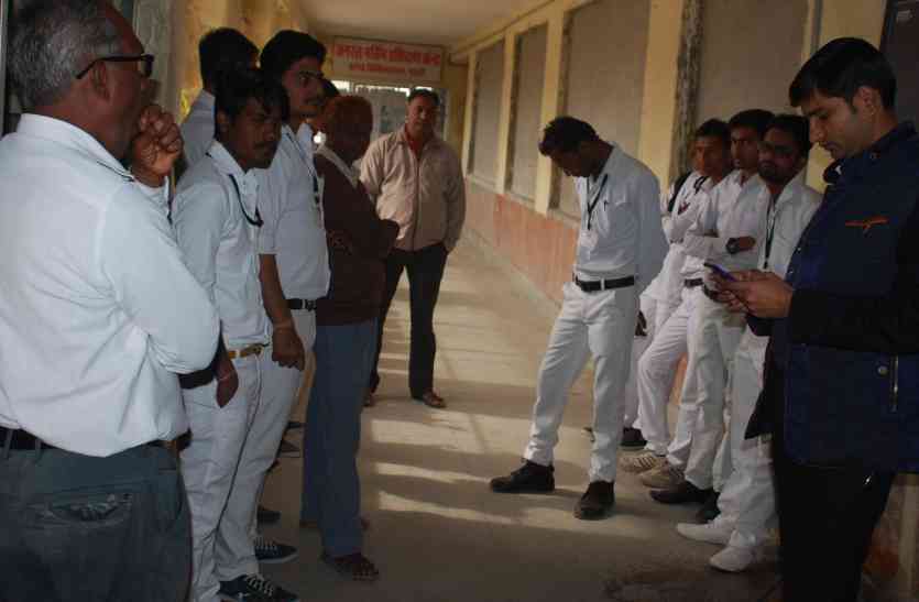 nursing exam news सर! हमने फीस तो पूरी भरी है, फिर हमें परीक्षा में क्यों नहीं बैठने दिया जा रहा...यहां पढ़े क्या है मामला