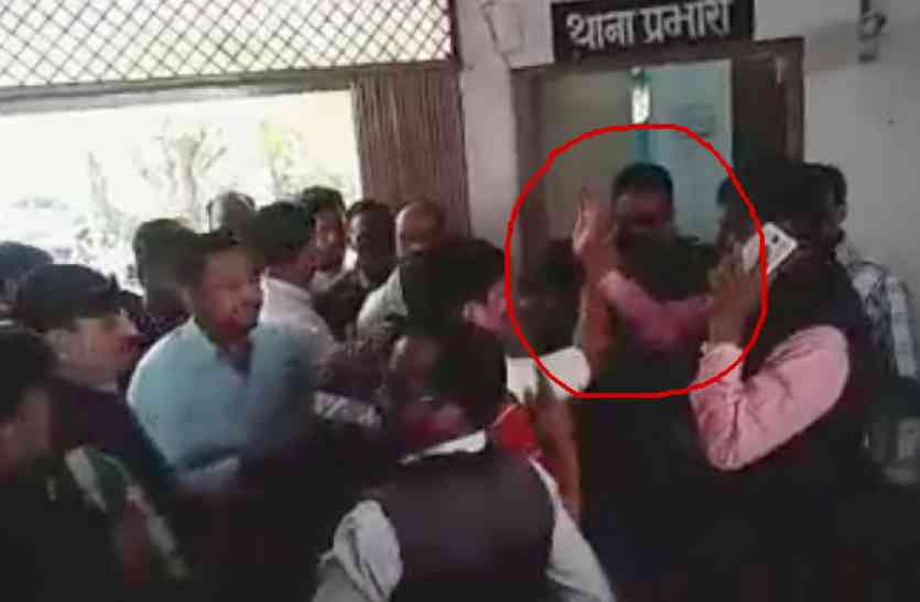 Pune Congress leader arrested for rape भाजपा नेता ने थाने में पकड़ी टीआई की कॉलर, वायरल हुआ वीडियो