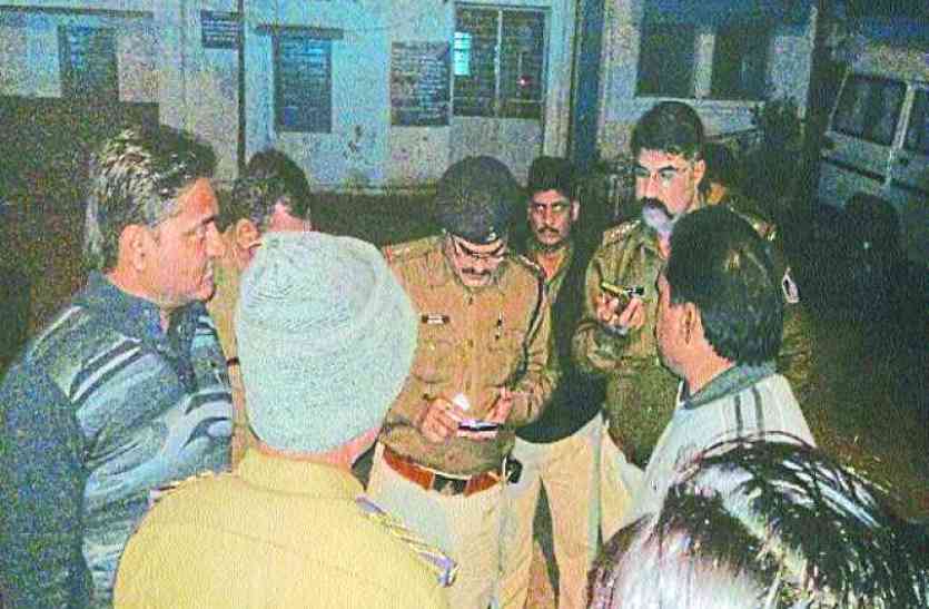bike riders shot by man in siting on temple serious मंदिर में बैठे युवक को बाइक सवारों ने गोली मारी, गंभीर