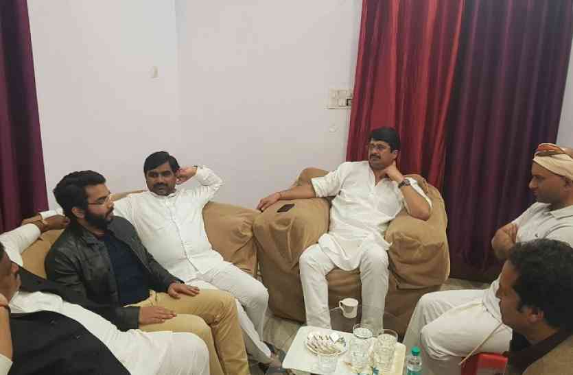 Raja Bhaiya and BJP MLA Sushil Singh सारे समीकरण हुए फेल, माफिया से माननीय बने बृजेश सिंह के घर पहुंचे बाहुबली क्षत्रिय नेता राजा भैया