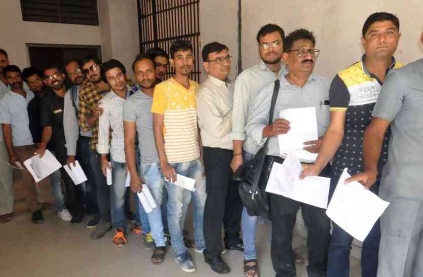 Vehicles owner queue HSRP : वाहनों में नंबर प्लेट लगाने के लिए आरटीओ में कतारें