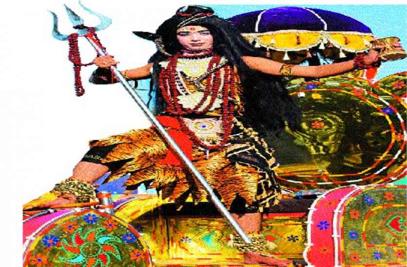 Bhole's make-up is the honor of devotees भोले के श्रृंगार ने मोह लिया भक्तों का मन